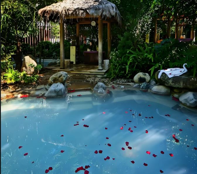 泡温泉、围篝火、踏草原两天一夜方案